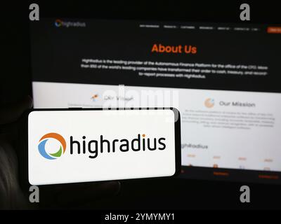 Stuttgart, Deutschland, 06.05.2024: Person, die ein Smartphone mit dem Logo des US-amerikanischen Finanzforschungsunternehmens HighRadius Corporation vor der Website hält. Foc Stockfoto