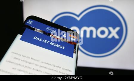 Stuttgart, Deutschland, 03.06.2024: Mobiltelefon mit Website des deutschen Retail-Unternehmens momox SE vor Firmenlogo. Konzentrieren Sie sich auf das Telefon oben links Stockfoto