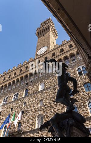 Statue des Perseus, der die Medusa von Benvenuto Cellini in der Loggioa dei Lanzi in Florenz enthauptet, Palazzo Vecchio hinten, Italien, Europa Stockfoto