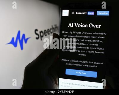 Stuttgart, Deutschland, 03-10-2024: Person, die ein Mobiltelefon hält, mit Webseite des Text-to-Speech App-Unternehmens Speechify Inc. Vor dem Firmenlogo. Konzentrieren Sie sich auf Stockfoto