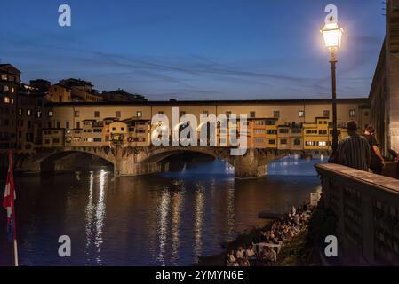 Berühmte Ponte Vecchio in Florenz, beleuchtet bei Nacht, Italien, Europa Stockfoto