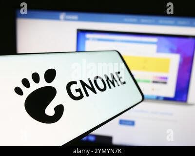 Stuttgart, 22.05.2024: Mobiltelefon mit Logo des Open-Source GNU Network Object Model Environment (GNOME) vor der Website. Konzentrieren Sie sich auf die Mitte Stockfoto
