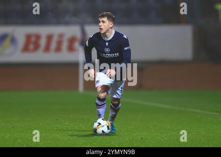 Dens Park, Dundee, Großbritannien. November 2024. Scottish Premiership Football, Dundee gegen Hibernian; Finlay Robertson von Dundee on the Ball Credit: Action Plus Sports/Alamy Live News Stockfoto