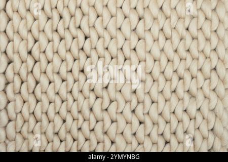Nahaufnahme der hellbraunen, klobigen Wolltextur – perfekt für gemütliche Wohnkultur, Strickprojekte, Bastelideen und lebendige handgefertigte Textil-Inspi Stockfoto