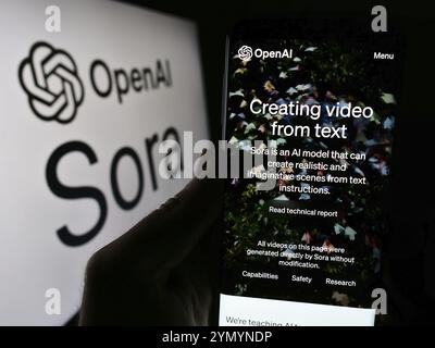 Stuttgart, Deutschland, 03.06.2024: Person, die ein Mobiltelefon hält, mit Webseite der Text-to-Video-Modellsoftware Sora (OpenAI) vor dem Logo. Konzentrieren Sie sich auf die Mitte Stockfoto