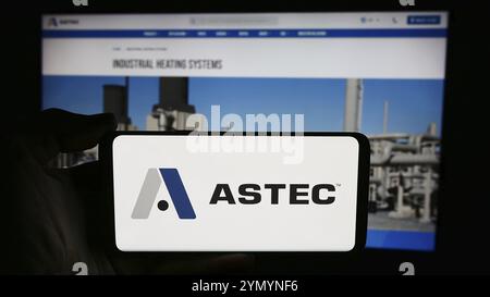 Stuttgart, Deutschland, 07.03.2024: Person, die ein Mobiltelefon mit dem Logo des US-amerikanischen Geräteunternehmens Astec Industries Inc. Vor der Business-Website hält. Fokus o Stockfoto