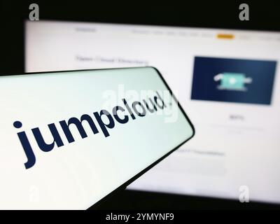 Stuttgart, 27.05.2024: Smartphone mit Logo des amerikanischen Cloud-Software-Unternehmens JumpCloud Inc. Vor der Business-Website. Fokus links von Stockfoto