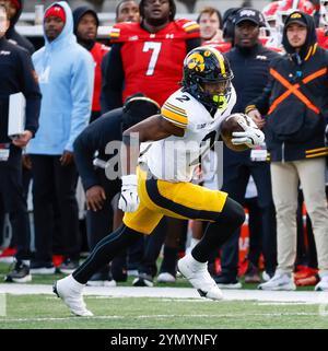 College Park MD, USA. November 2024. Iowa Hawkeyes RB #2 Kaleb Johnson läuft mit dem Ball während eines NCAA-Fußballspiels zwischen den University of Maryland Terrapins und Iowa Hawkeyes im SECU Stadium im College Park MD Justin Cooper/CSM/Alamy Live News Stockfoto