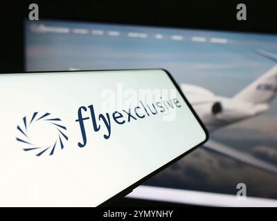 Stuttgart, 29.04.2024: Mobiltelefon mit Logo der amerikanischen Privatjet-Firma flyExclusive Inc. Vor der Business-Website. Konzentrieren Sie sich auf die Mitte Stockfoto