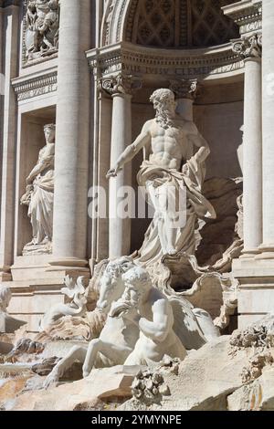 Trevi-Brunnen. Nahaufnahme des Trevi-Brunnens in Rom, Italien. Skulpturen im Barockstil mit Neptun, Seepferden und mythologischen Figuren. Stockfoto