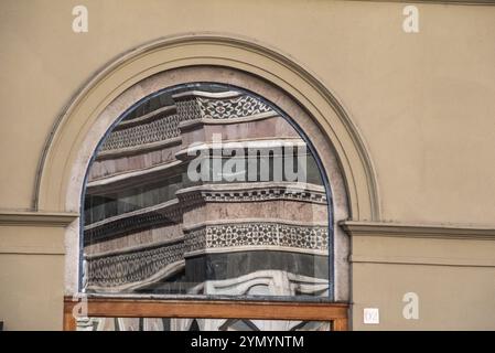 Reflexion der Fassade der Kathedrale Santa Maria del Fiore in Florenz in einem angrenzenden Schaufenster, Italien, Europa Stockfoto