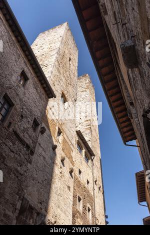 In den Straßen von San Gimignano, Blick auf die Türme Salvucci, Italien, Europa Stockfoto