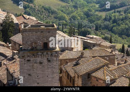 Großer Panoramablick über die Innenstadt von San Gimignano, Torre del Diavolo im Zentrum, von Torre Grosso, Italien, Europa Stockfoto