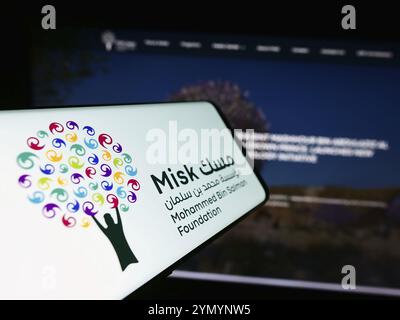 Stuttgart, Deutschland, 03.05.2024: Smartphone mit Logo der Saudi-arabischen Organisation Misk Foundation vor der Website. Konzentrieren Sie sich auf die Mitte der Telefonzentrale Stockfoto