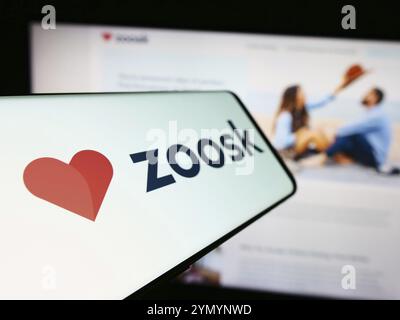 Stuttgart, Deutschland, 03.01.2024: Smartphone mit Logo der Online-Dating-Plattform Zoosk Inc. Vor der Business-Website. Fokussiere dich links vom Telefon Stockfoto