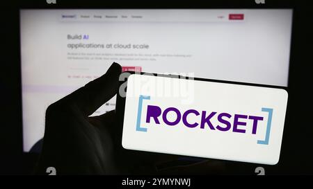 Stuttgart, Deutschland, 29.02.2024: Person, die ein Smartphone mit dem Logo des US-amerikanischen Analysedatenbankunternehmens Rockset Inc. Vor der Website hält. Konzentrieren Sie sich auf das Telefon Stockfoto