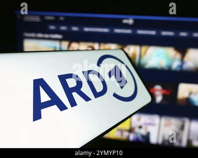 Stuttgart, Deutschland, 04.10.2024: Smartphone mit Logo des deutschen öffentlich-rechtlichen Rundfunks ARD vor der Website. Fokus auf Mitte-links Stockfoto