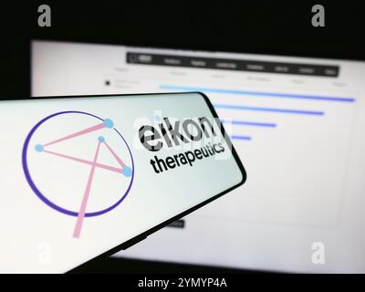 Stuttgart, 06.05.2024: Mobiltelefon mit Logo des amerikanischen Biotechnologie-Unternehmens Eikon Therapeutics vor der Business-Website. Schwerpunkt auf cen Stockfoto