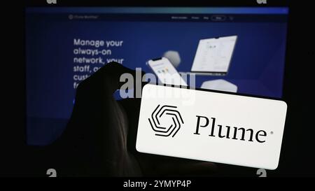 Stuttgart, Deutschland, 07.11.2024: Person, die ein Smartphone mit dem Logo des US-amerikanischen Unternehmens Plume Design Inc. Vor der Website hält. Fokus auf Telefondisplay, Europ Stockfoto