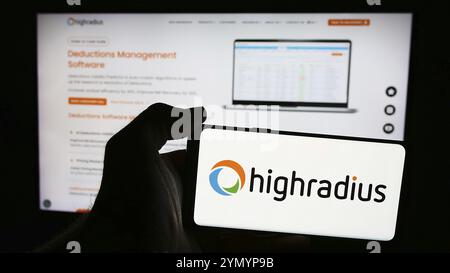 Stuttgart, Deutschland, 06.05.2024: Person, die ein Mobiltelefon mit dem Logo des US-amerikanischen Finanztechnologieunternehmens HighRadius Corporation vor der Webseite hält. Stockfoto