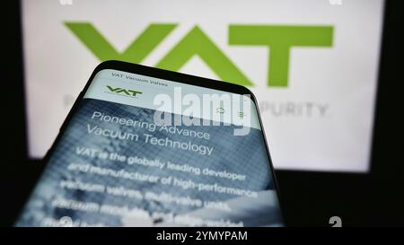 Stuttgart, Deutschland, 05-31-2024: Smartphone mit Webseite des Schweizer Vakuumtechnologieunternehmens VAT Group AG vor Firmenlogo. Fokussieren Sie auf oben links o Stockfoto