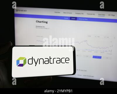 Stuttgart, Deutschland, 27.05.2024: Person, die ein Mobiltelefon mit dem Logo der US-amerikanischen Software Observability Platform Company Dynatrace Inc. Vor der Webseite hält. F Stockfoto