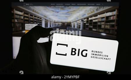 Stuttgart, Deutschland, 04.05.2024: Person mit Mobiltelefon mit Logo der österreichischen Bundesimmobiliengesellschaft m.b.H. (BIG) vor Web PA Stockfoto