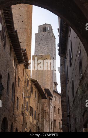 In den Straßen von San Gimignano, Blick auf die Türme Rognosa, Pettini und Chigi, Italien, Europa Stockfoto