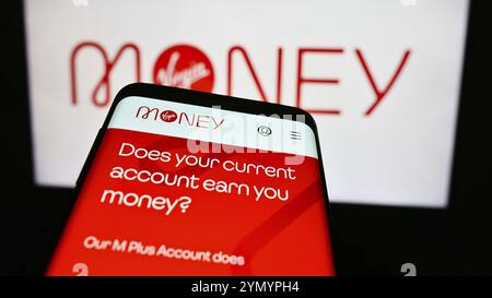 Stuttgart, Deutschland, 18.03.2024: Smartphone mit Webseite des britischen Finanzdienstleisters Virgin Money vor Geschäftslogo. Konzentrieren Sie sich auf die linke Seite Stockfoto