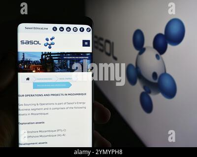 Stuttgart, Deutschland, 06.07.2024: Person, die ein Smartphone hält, mit Webseite des südafrikanischen Energieunternehmens Sasol Limited vor dem Geschäftslogo. Fokus Stockfoto