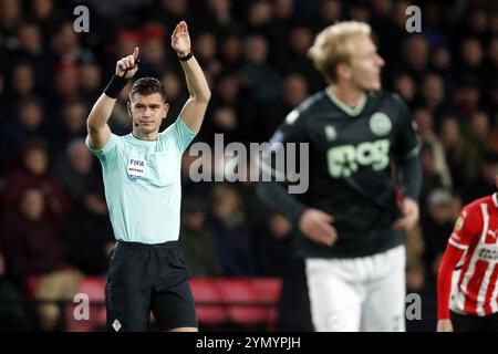 EINDHOVEN - Schiedsrichter Joey Kooij während des niederländischen Eredivisie-Spiels zwischen PSV Eindhoven und FC Groningen im Phillips Stadium am 23. November 2024 in Eindhoven, Niederlande. ANP BART STOUTJESDIJK Stockfoto