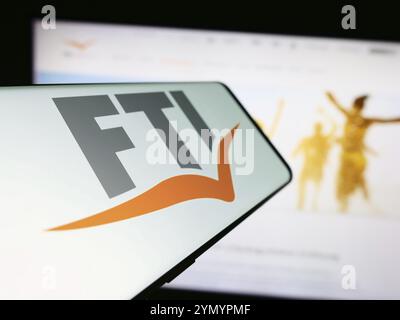 Stuttgart, Deutschland, 15.04.2024: Smartphone mit Logo des deutschen Reiseunternehmens FTI Touristik GmbH vor der Business-Website. Fokus auf Mitte links von Stockfoto