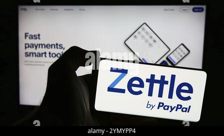 Stuttgart, Deutschland, 27.05.2024: Person mit Mobiltelefon mit Logo des schwedischen Fintech-Unternehmens Zettle von PayPal vor der Business-Webseite. Fokus Stockfoto