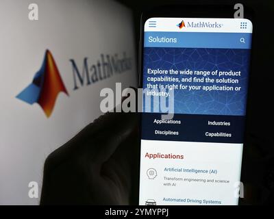 Stuttgart, Deutschland, 04.05.2024: Person, die ein Smartphone hält, mit der Webseite des US-amerikanischen Computersoftware-Unternehmens MathWorks Inc. Vor dem Logo. Konzentrieren Sie sich auf Stockfoto