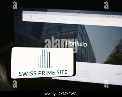 Stuttgart, Deutschland, 05-31-2024: Person mit Smartphone mit Logo der Immobiliengesellschaft Swiss Prime Site AG vor der Website. Konzentrieren Sie sich auf die Telefondiskretion Stockfoto