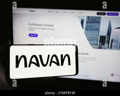 Stuttgart, Deutschland, 17.05.2024: Person, die ein Smartphone mit dem Logo des amerikanischen Reisemanagement-Software-Unternehmens Navan Inc. Vor der Website hält. Foc Stockfoto