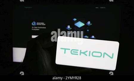 Stuttgart, Deutschland, 06.01.2024: Person mit Smartphone mit Logo des US-amerikanischen Cloud-Technologieunternehmens Tekion Corp. Vor der Website. Konzentrieren Sie sich auf Telefondistanz Stockfoto