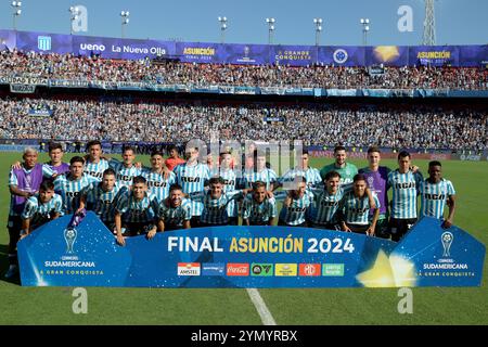 Argentiniens Racing Club-Fußballer posieren für ein Foto vor dem Schlussspiel der CONMEBOL Copa Sudamericana gegen den brasilianischen Cruzeiro im La Nueva Olla-Stadion in Asuncion, Paraguay, am 23. November 2024. Stockfoto