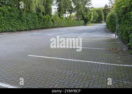 Ein einsamer Parkplatz ohne Autos und Leute Stockfoto