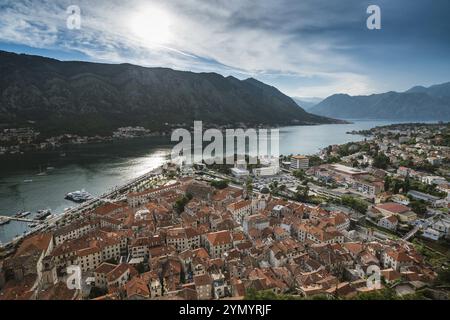 Blick auf die Bucht von Kotor vom Hügel über der Stadt. Stockfoto