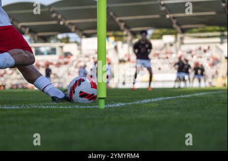 LEGNICA, POLEN - 11. SEPTEMBER 2023: Freundschaftsfußballspiel unter 20 Elite League Polen gegen Deutschland 1:1. Der polnische Spieler tritt den Ball aus der Ecke. Stockfoto