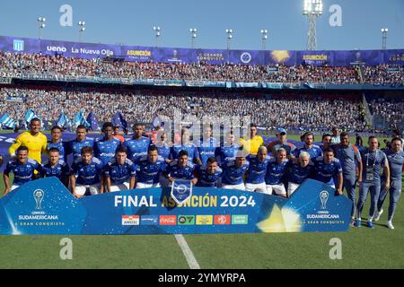 Die brasilianischen Cruzeiro-Fußballer posieren für ein Foto vor dem Schlussspiel der CONMEBOL Copa Sudamericana gegen den argentinischen Racing Club am 23. November 2024 im Stadion La Nueva Olla in Asuncion, Paraguay. Stockfoto