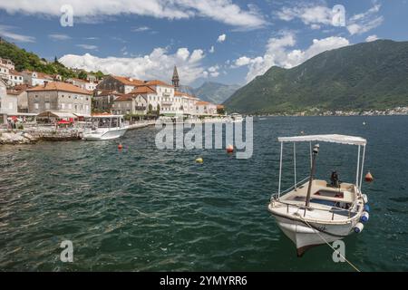 Blick auf die Stadt Perast in Kotor Bay, Montenegro, Europa Stockfoto