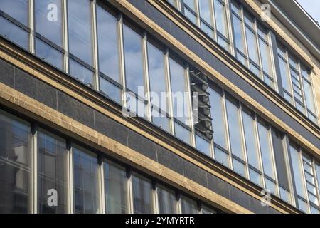 Großes Bürogebäude aus den 1950er Jahren, Detail Stockfoto