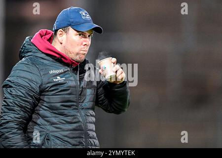 Unterhaching, Deutschland. November 2024. Trainer Marc Unterberger (Unterhaching) trinkt Kaffee an der Seitenlinie, Einzelbild, Aktion, 23.11.2024, Unterhaching (Deutschland), Fussball, 3. LIGA, SPVGG UNTERHACHING - SV WEHEN WIESBADEN, DFB/DFL-VORSCHRIFTEN VERBIETEN DIE VERWENDUNG VON FOTOGRAFIEN ALS BILDSEQUENZEN UND/ODER QUASI-VIDEO. Quelle: dpa/Alamy Live News Stockfoto