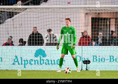 Unterhaching, Deutschland. November 2024. Konstantin Heide (Torwart, Unterhaching, 1) Freisteller, Einzelbild, Aktion, Aktion, 23.11.2024, Unterhaching (Deutschland), Fussball, 3. LIGA, SPVGG UNTERHACHING - SV WEHEN WIESBADEN, DFB/DFL-VORSCHRIFTEN VERBIETEN DIE VERWENDUNG VON FOTOGRAFIEN ALS BILDSEQUENZEN UND/ODER QUASI-VIDEO. Quelle: dpa/Alamy Live News Stockfoto