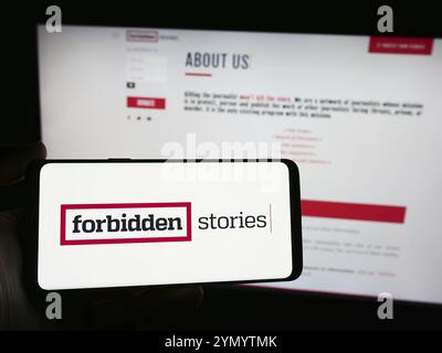 Stuttgart, Deutschland, 13. 04. 2024: Person mit Smartphone mit Logo der investigativen Journalismusorganisation Forbidden Stories vor der Website. Fo Stockfoto