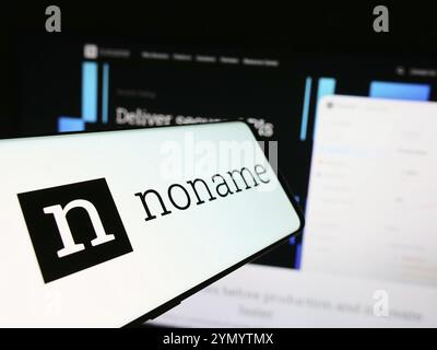 Stuttgart, 14.05.2024: Mobiltelefon mit Logo des amerikanischen Cybersecurity-Unternehmens Noname Security vor der Business-Website. Konzentrieren Sie sich auf die Mitte Stockfoto