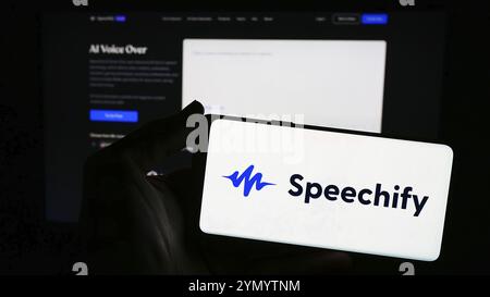 Stuttgart, Deutschland, 10.03.2024: Person, die ein Smartphone mit dem Logo des Text-to-Speech App-Unternehmens Speechify Inc. Vor der Website hält. Konzentrieren Sie sich auf Telefon d Stockfoto