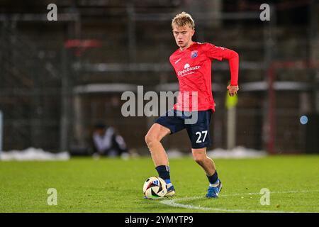 Unterhaching, Deutschland. November 2024. Tim Hoops (Unterhaching, 27) am Ball, Freisteller, Einzelbild, Aktion, Aktion, 23.11.2024, Unterhaching (Deutschland), Fussball, 3. LIGA, SPVGG UNTERHACHING - SV WEHEN WIESBADEN, DFB/DFL-VORSCHRIFTEN VERBIETEN DIE VERWENDUNG VON FOTOGRAFIEN ALS BILDSEQUENZEN UND/ODER QUASI-VIDEO. Quelle: dpa/Alamy Live News Stockfoto